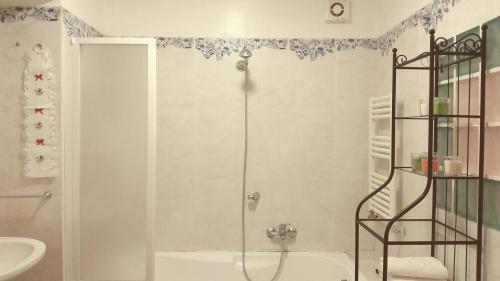 un bagno con doccia e lavandino di Napulè a Napoli