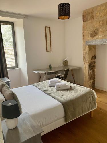 une chambre avec un lit et un bureau dans l'établissement Cœur de ville 4 personnes 