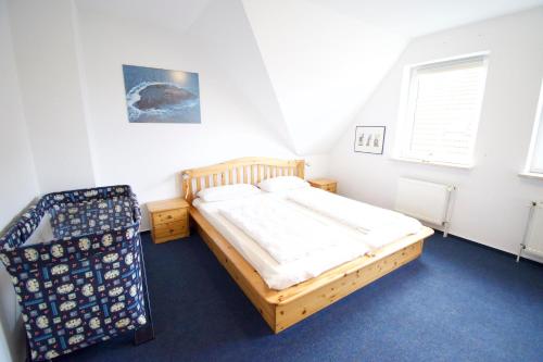 1 dormitorio con 1 cama y 1 silla en Bente, en Norden