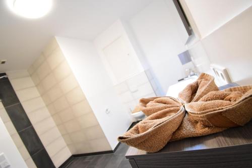Nord Koje 5 4 في نورديش: حمام مع منشفة على منضدة