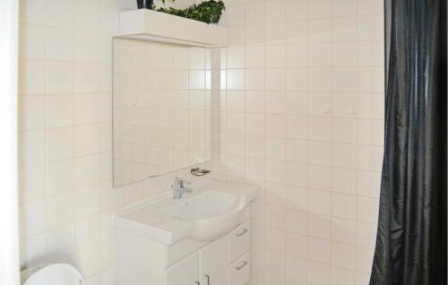 A bathroom at Stunning Apartment In Hals With 2 Bedrooms And Wifi