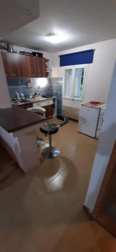 een keuken met een aanrecht en een kruk in een kamer bij AWilaBorova# in Zlatibor