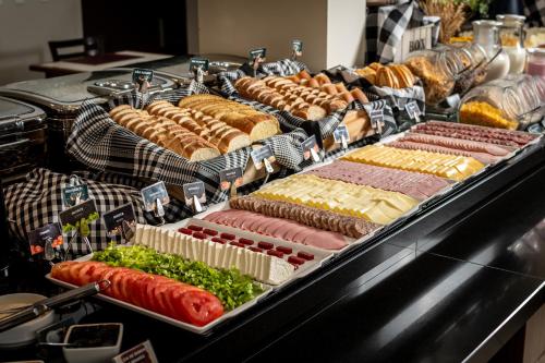a buffet with lots of different types of food at Hotel Kindermann in Caçador
