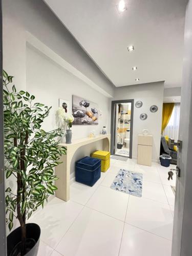 ein Wohnzimmer mit einer Topfpflanze in der Mitte in der Unterkunft Luxury Studio House 589-5 in Madinat as-Sadis min Uktubar