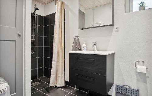 Et badeværelse på Stunning Home In rsted With Wifi