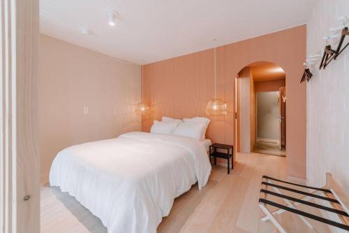Giường trong phòng chung tại Chimay : La Chambre Dorée de la Grand Place