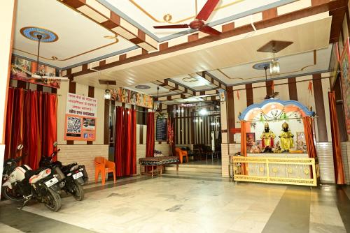 un vestíbulo con una habitación con una motocicleta estacionada en ella en Maharastra Bhavan Atithi Grah en Naimishāranya