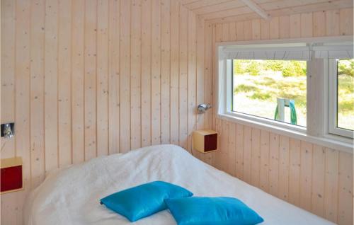 1 dormitorio con 1 cama con 2 almohadas azules en Cozy Home In Sby With Wifi en Nordost