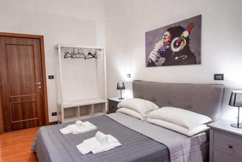 1 dormitorio con 1 cama con 2 toallas en Pura Vida, en Roma
