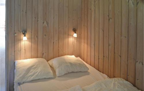 JerupにあるAwesome Home In Jerup With 4 Bedrooms, Sauna And Wifiのベッドルーム1室(枕2つ、照明2つ付)