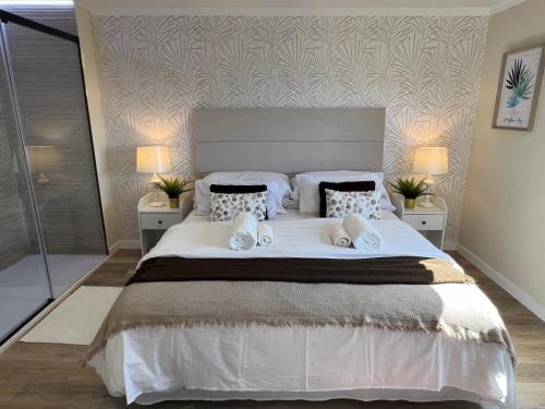 1 dormitorio con 1 cama blanca grande con almohadas en New Luxury Penthouse Mencey en Santa Cruz de Tenerife