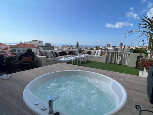 bañera en una mesa en el balcón en New Luxury Penthouse Mencey en Santa Cruz de Tenerife