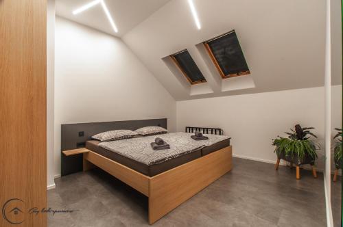 a bedroom with a bed in a room at Cozy Little Apartments in Ig