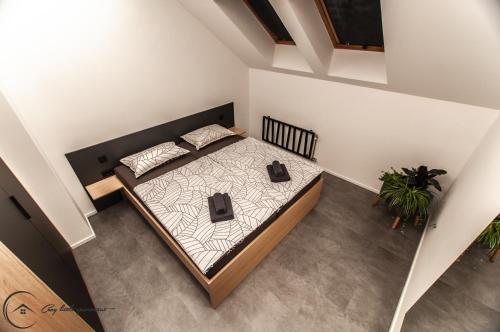 an overhead view of a bedroom with a bed at Cozy Little Apartments in Ig