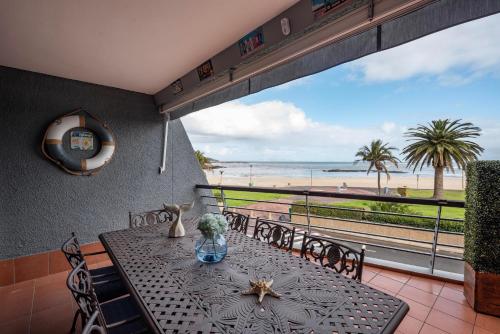 Beach2Anchor, Beachfront 4 bedroom condo with Jacuzziにあるバルコニーまたはテラス