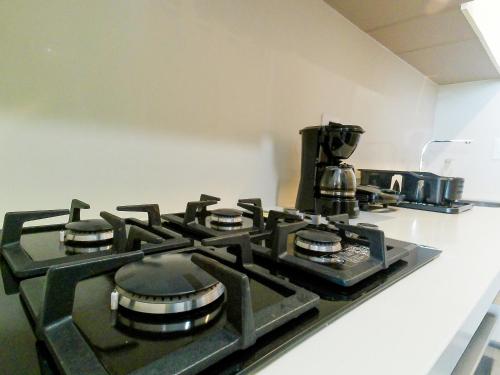 a black stove top oven in a kitchen at confortable apartasuite en la playa in Gaira