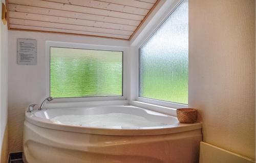 NordostにあるBeautiful Home In Sby With 3 Bedrooms, Sauna And Wifiの窓付きのバスルーム(バスタブ付)