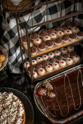 a display of different types of cakes and pastries at Hotel Kindermann in Caçador