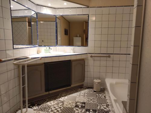 une salle de bain avec un lavabo, des toilettes et un miroir dans l'établissement Gite du Dolmen classé 3 épis, à Blessac