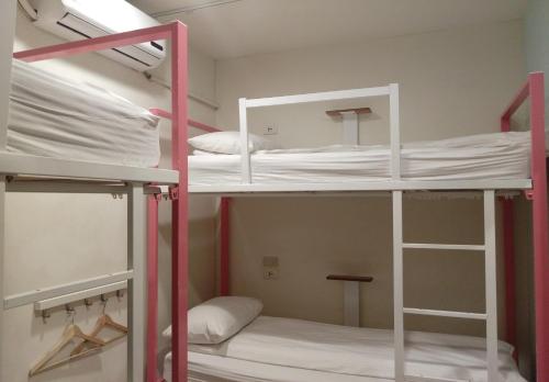 Bunk bed o mga bunk bed sa kuwarto sa Happy Taipei Hostel - Share House - Monthly