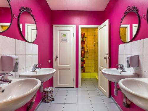 - Baño con 2 lavabos y 2 espejos en Friends on Vosstaniya, en San Petersburgo