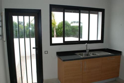 a kitchen with a sink and a window at Villa 280 m2 à Benslimane avec piscine in Aïn Sferjila