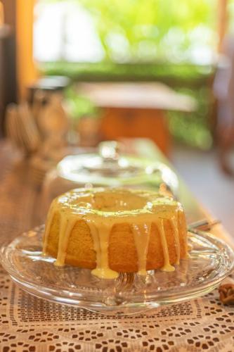 a cake on a glass plate on a table at Ocacocar - Milagres in São Miguel dos Milagres