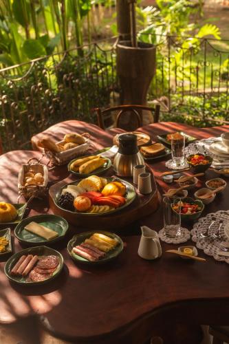 a table with a bunch of food on it at Ocacocar - Milagres in São Miguel dos Milagres
