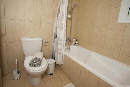 Ένα μπάνιο στο Villa Sirena, Pernera, Valentino