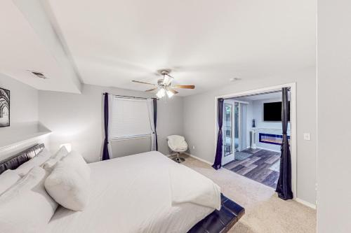 um quarto com uma cama e uma ventoinha de tecto em Woodin-villa em Woodinville
