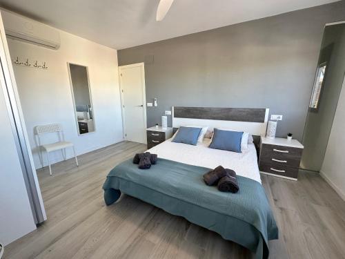 1 dormitorio con 1 cama grande con almohadas azules en Casa Maria Cecília, en Jávea