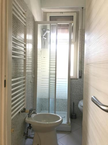 une salle de bain avec un lavabo et des toilettes et une fenêtre dans l'établissement A due passi dal mare, à Montesilvano