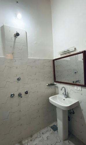 Un baño de Bardia Eco Friendly Homestay