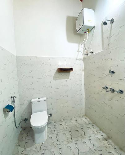 Un baño de Bardia Eco Friendly Homestay