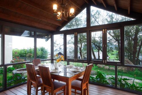 Jardín al aire libre en StayVista at Little Heaven with Breakfast