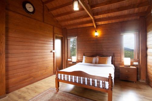 Cama o camas de una habitación en StayVista at Little Heaven with Breakfast