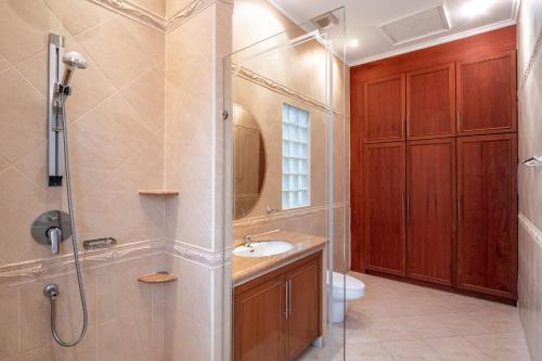 a bathroom with a shower and a sink and a toilet at 长住优惠-芭提雅市中心2卧泳池别墅，近网红悬崖餐厅Sky gallery步行街 in Pattaya South