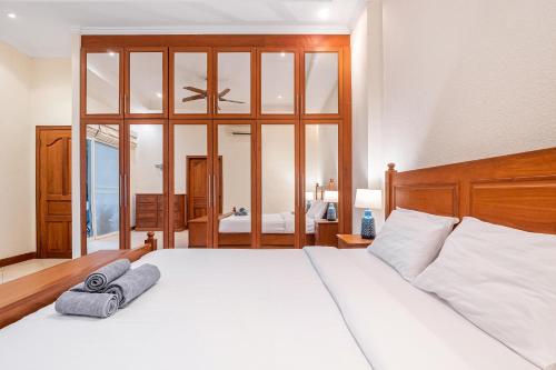 een slaapkamer met een groot wit bed en een raam bij 长住优惠-芭提雅市中心2卧泳池别墅，近网红悬崖餐厅Sky gallery步行街 in Pattaya South