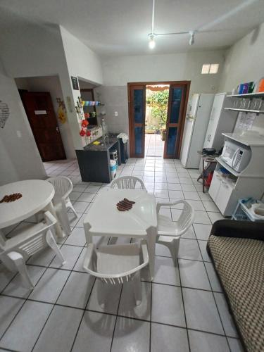 sala de estar con mesa blanca y sillas en Lagoa Center, en Florianópolis