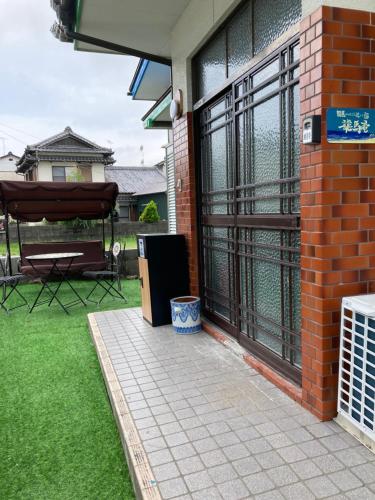 un patio con una valla junto a una casa en 桂浜龍馬に1番近い宿ペットと泊れる一軒家龍馬庵, en Kochi