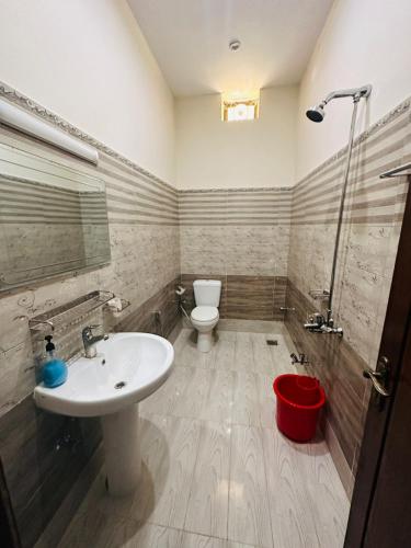 Bilik mandi di Holidazzle Lodge Islamabad