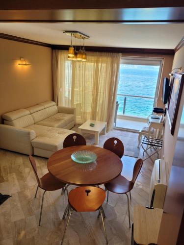 克拉西吉的住宿－Villa Leut Montesol Tivat Krasici，客厅配有桌椅和沙发