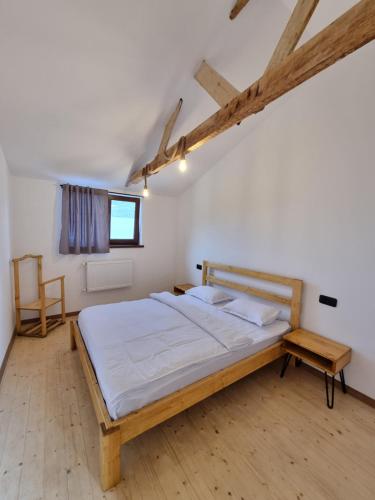 1 dormitorio con cama de madera en una habitación con ventana en The Penthouse ,apartment with 2 bedrooms,whole apartment, апартмент целиком, en Dilijan
