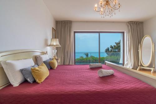 - une grande chambre avec un grand lit et une grande fenêtre dans l'établissement Star Villa with private heated pool in funchal, à Funchal