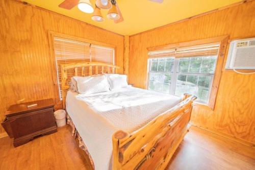 Cama ou camas em um quarto em The Resting Place @ Burleson Lake