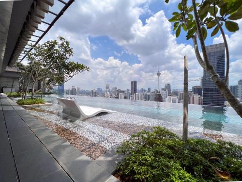 クアラルンプールにあるInfinity Pool KL view Axon residence Bukit Bintang Iconiqueの市街の景色を望む建物の最上階のプール