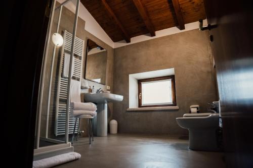 baño con lavabo y aseo y ventana en Albergo La Meridiana, en Castelnuovo del Garda