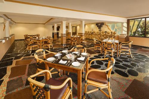 een restaurant met tafels en stoelen in een kamer bij Fortune Resort Benaulim Goa - Member ITC Hotels' Group in Benaulim