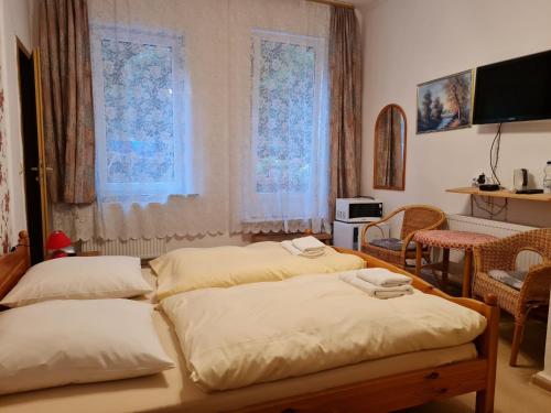 a room with two beds in a room with a window at Hotel Zum Pass in Sieber