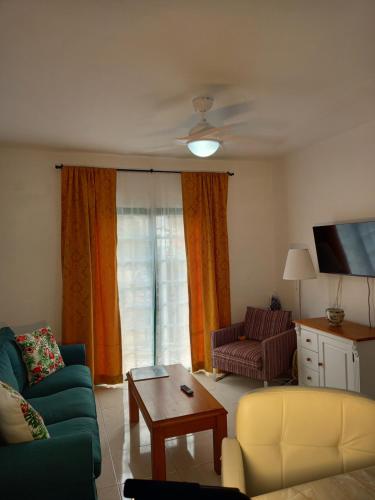 una sala de estar con un sofá y una mesa en Casa Maria, en Puerto de la Cruz